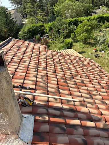 Chantier de couverture en tuiles neuves sur une villa corse