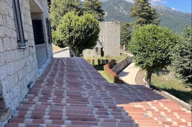 Toit refait dans un village corse au pied des montagnes